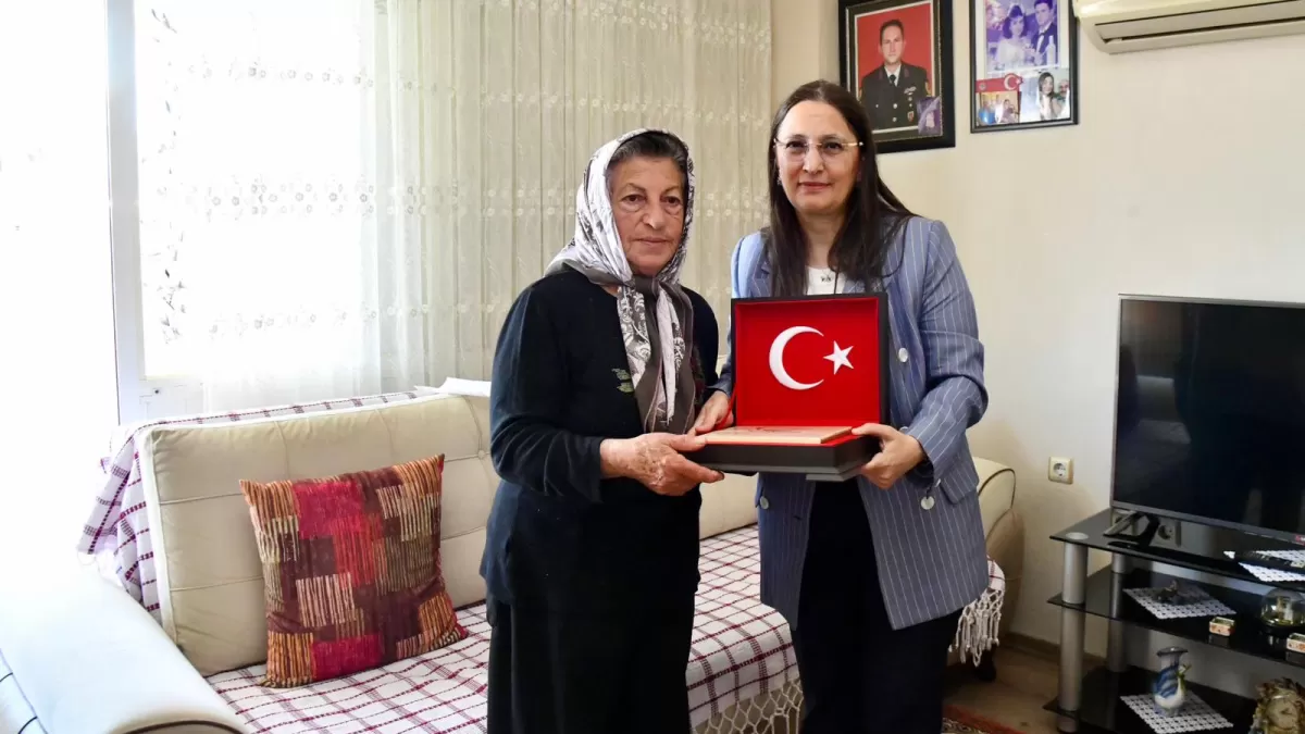 Vali eşinden şehit annesine Anneler Günü ziyareti