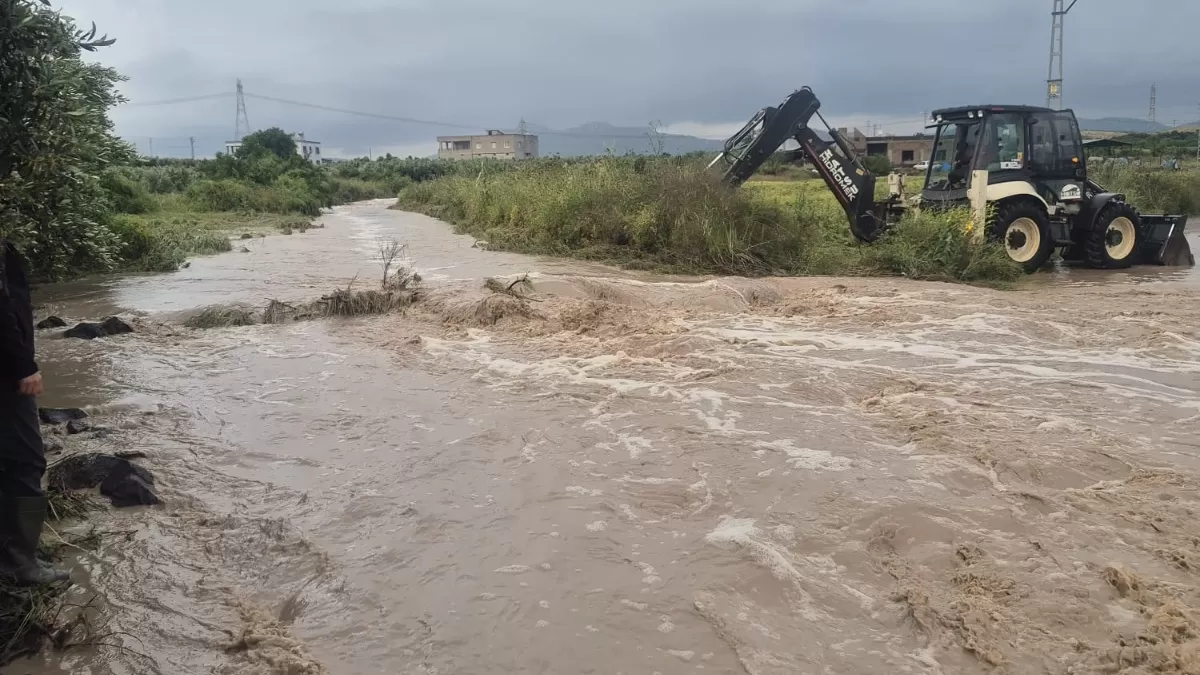 Hatay'da yoğun yağışa karşı ekipler sahada