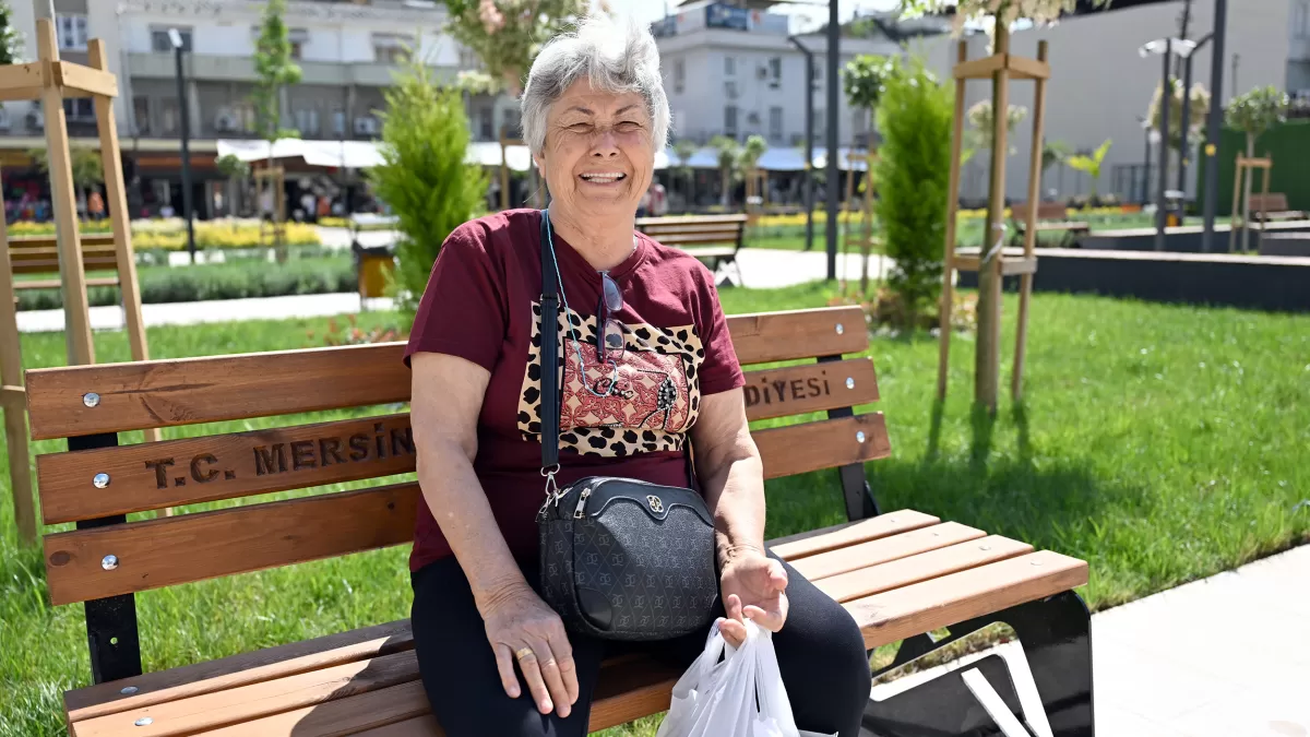 Mersin'in yeni buluşma noktası: Kırmızı Lacivert Kent Meydanı açıldı