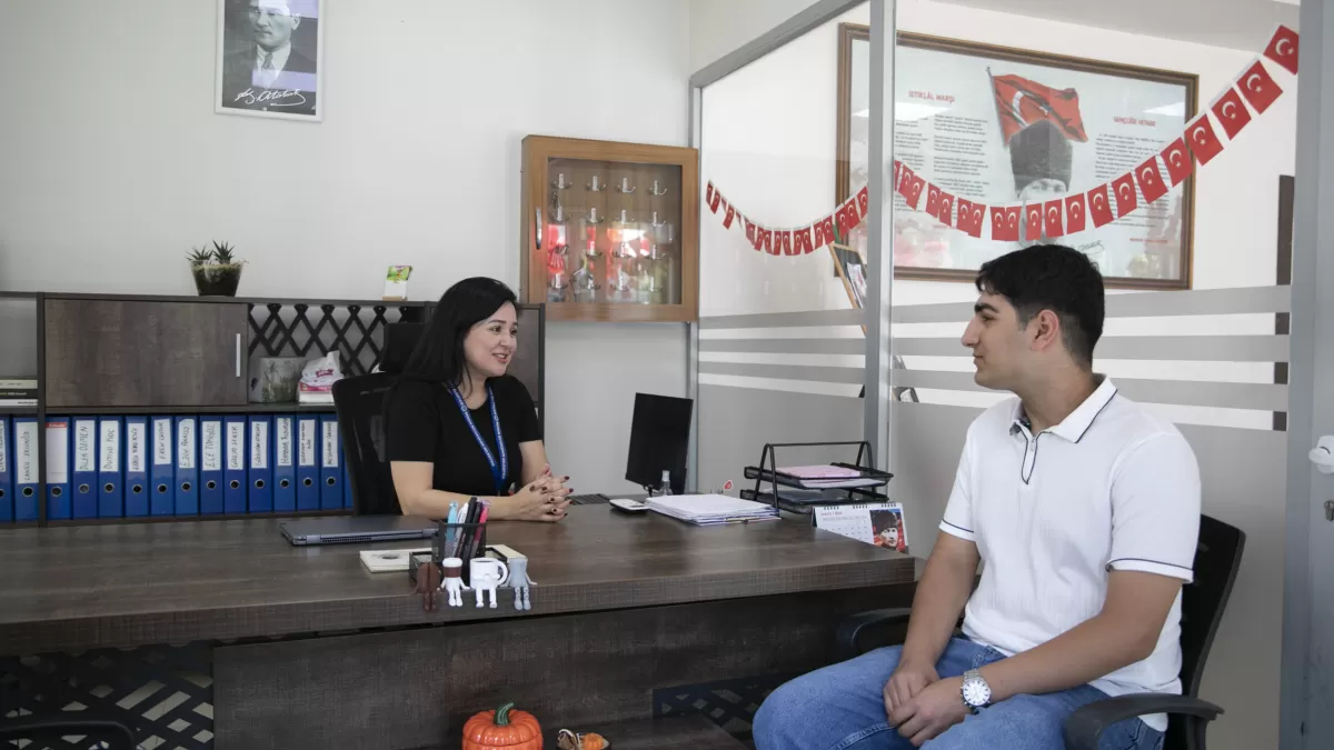 Mersin Büyükşehir'in kurs merkezleri öğrencilere rehberlik desteği sunuyor