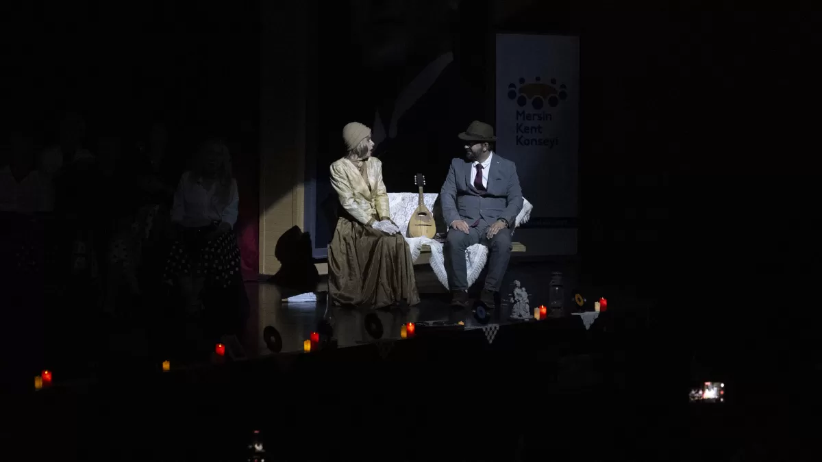 Mersin'de nostalji rüzgarı: 'Naftalin Kokulu Anılar Sandığı' konseri coşkusu