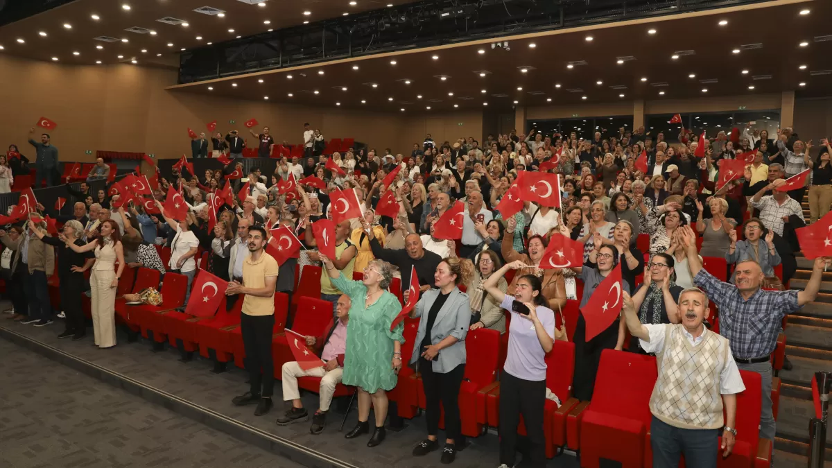 Mersin'de emekliler türküleriyle 19 Mayıs'ı selamladı