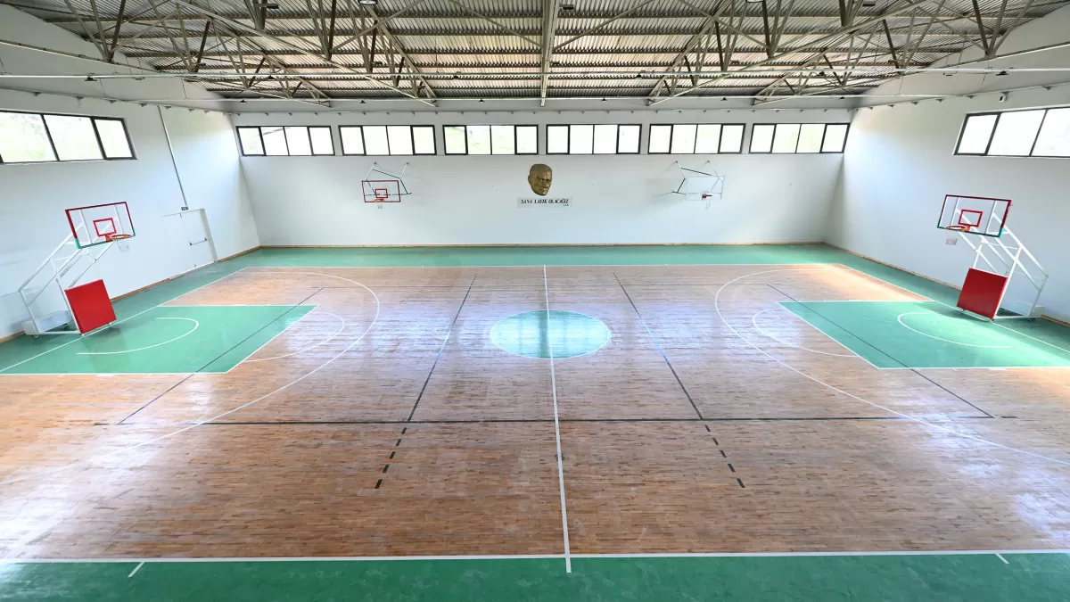 Tarsus'ta modern spor salonu hizmete açıldı