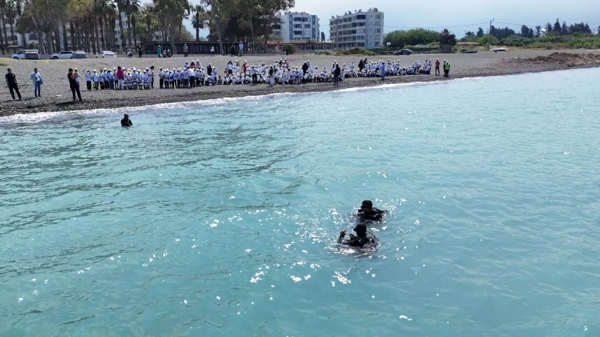 Hatay'da öğrenciler çevre haftasında sahilleri temizledi