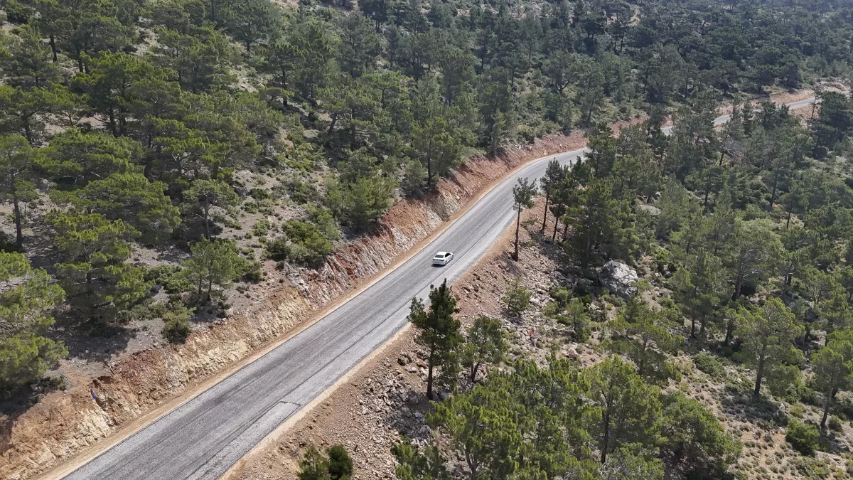 Gülnar'da 5 mahalleyi bağlayan grup yolu genişletildi