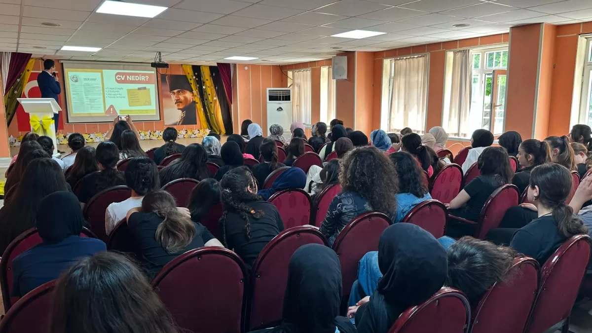 Mersin'de lise öğrencilerine kariyer eğitimi verildi