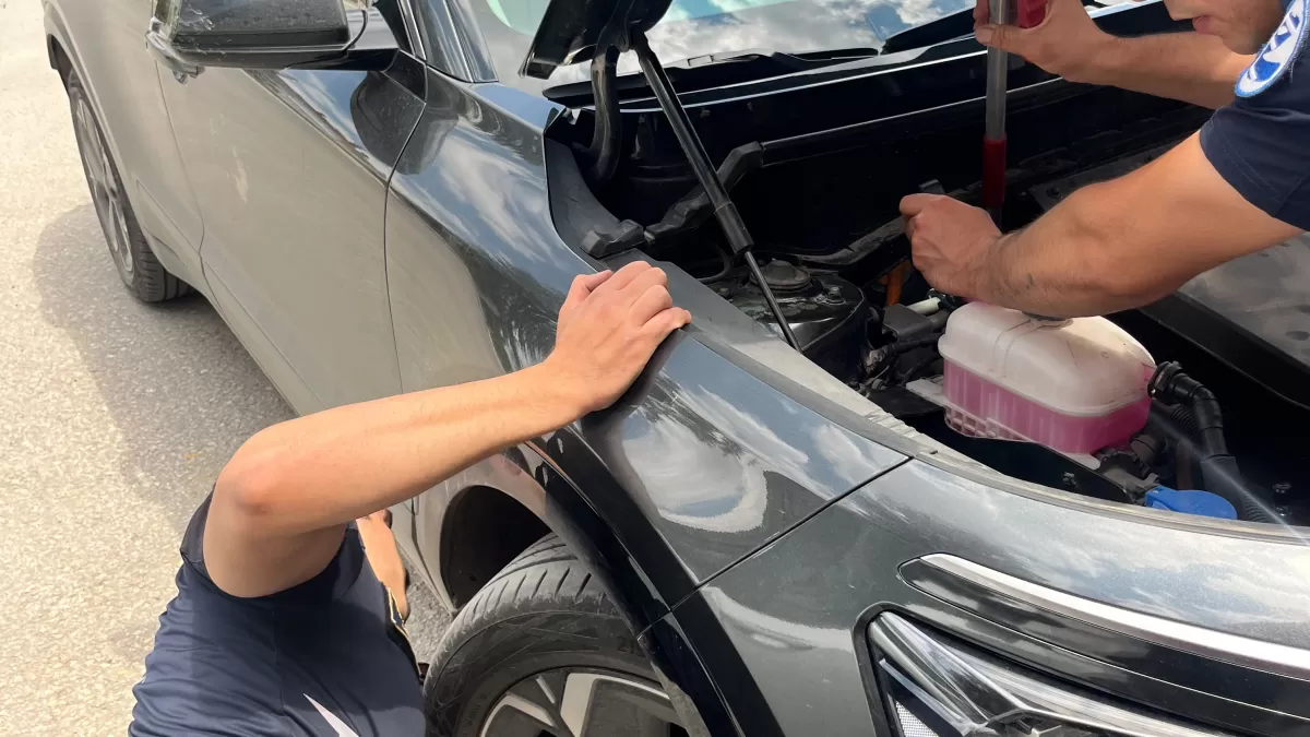 Eskişehir'de itfaiye ekipleri motor bölümünde mahsur kalan kediyi kurtardı