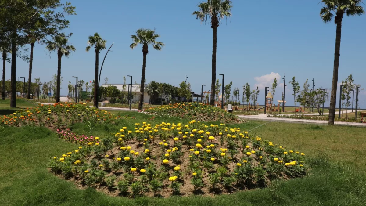 İskenderun Sahili renkli çiçeklerle donatıldı