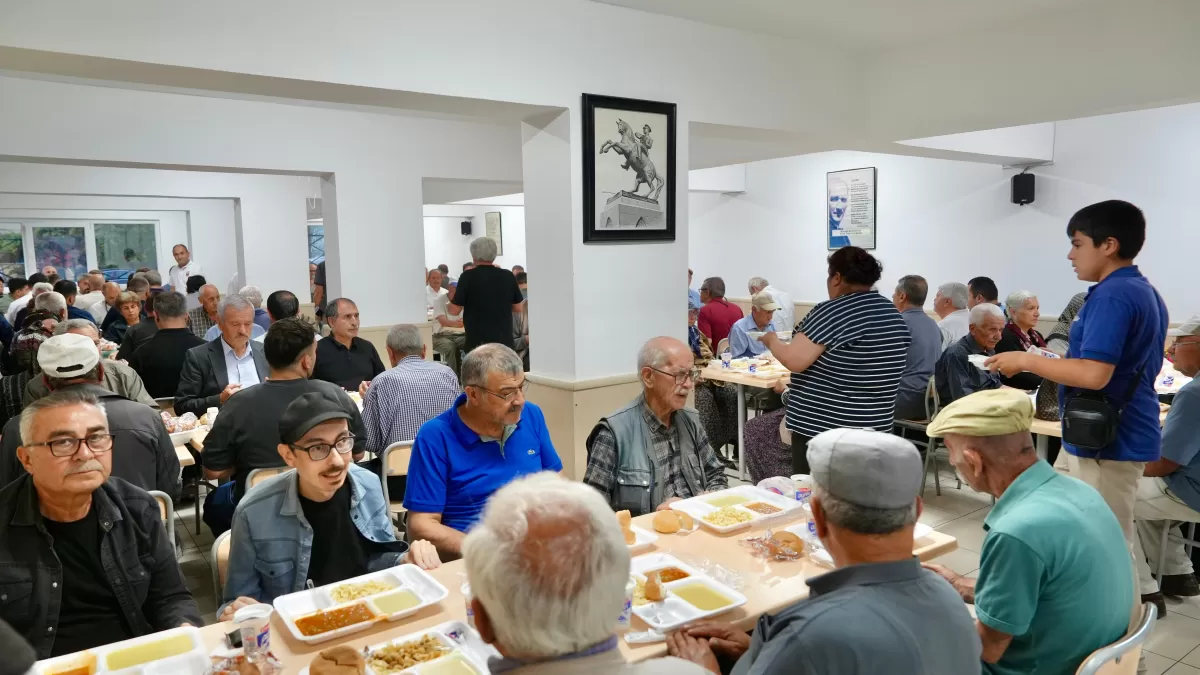 Eskişehir'de belediye başkanı Muharrem iftarında vatandaşlarla buluştu