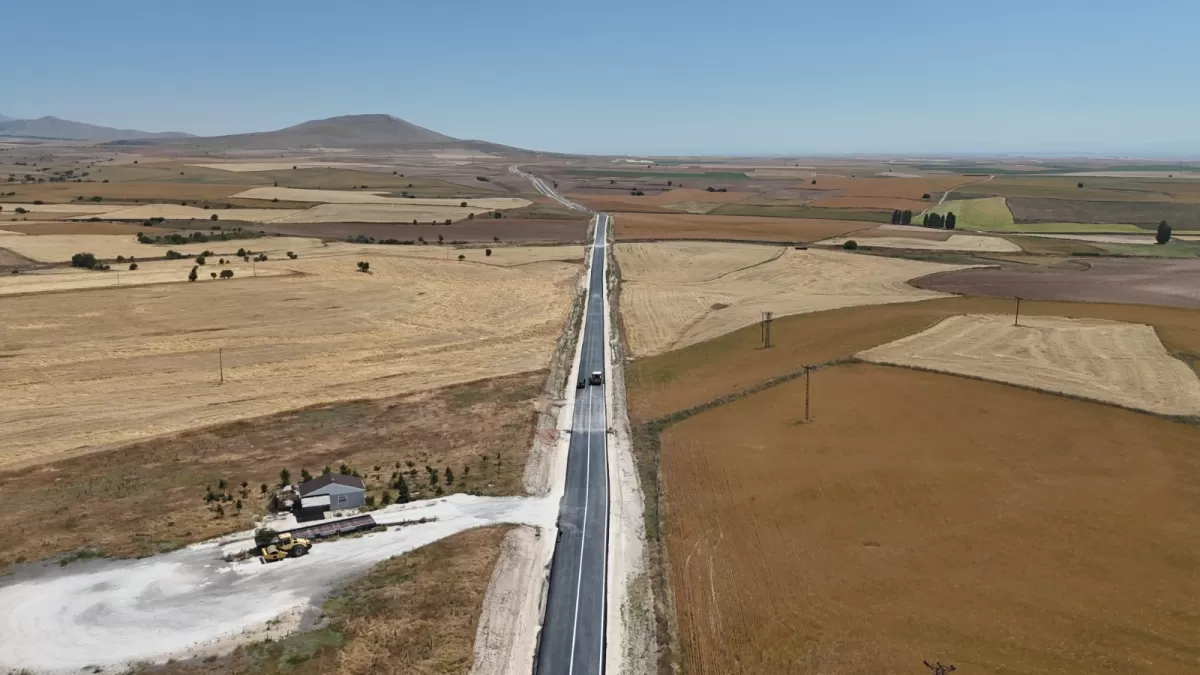 Eskişehir'de Çeltik Yolu'na trafik işaretlemeleri yapılıyor