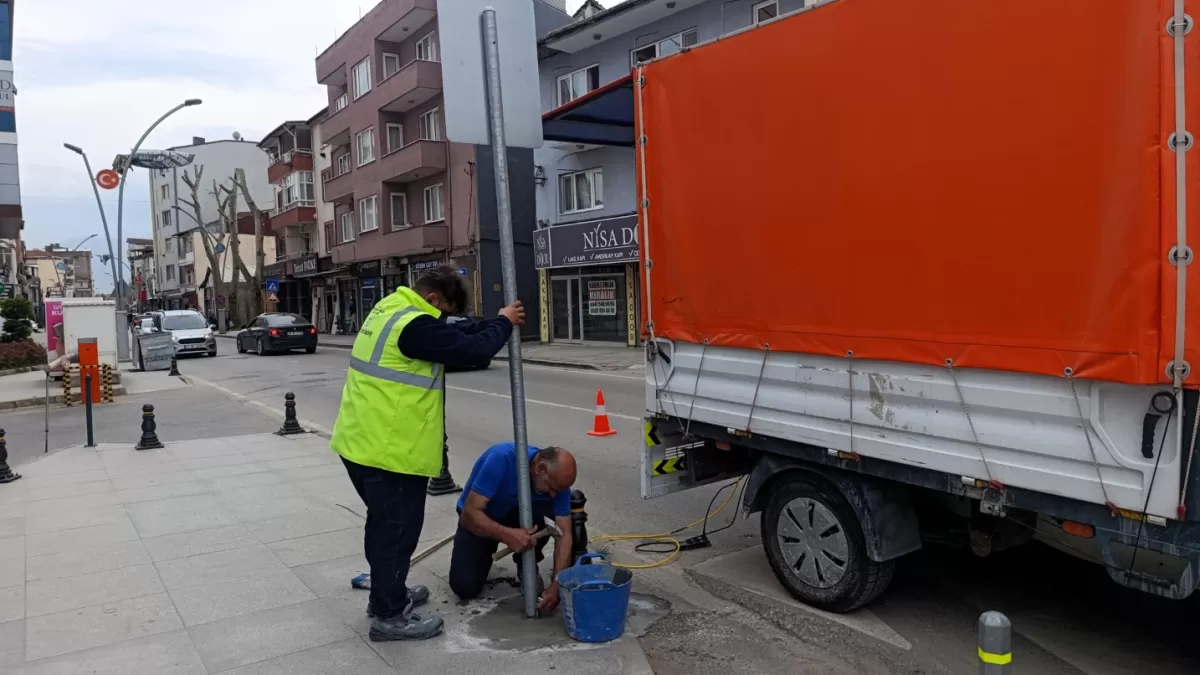 Kocaeli'de 6 ayda 5 binden fazla trafik levhası ve direği yenilendi