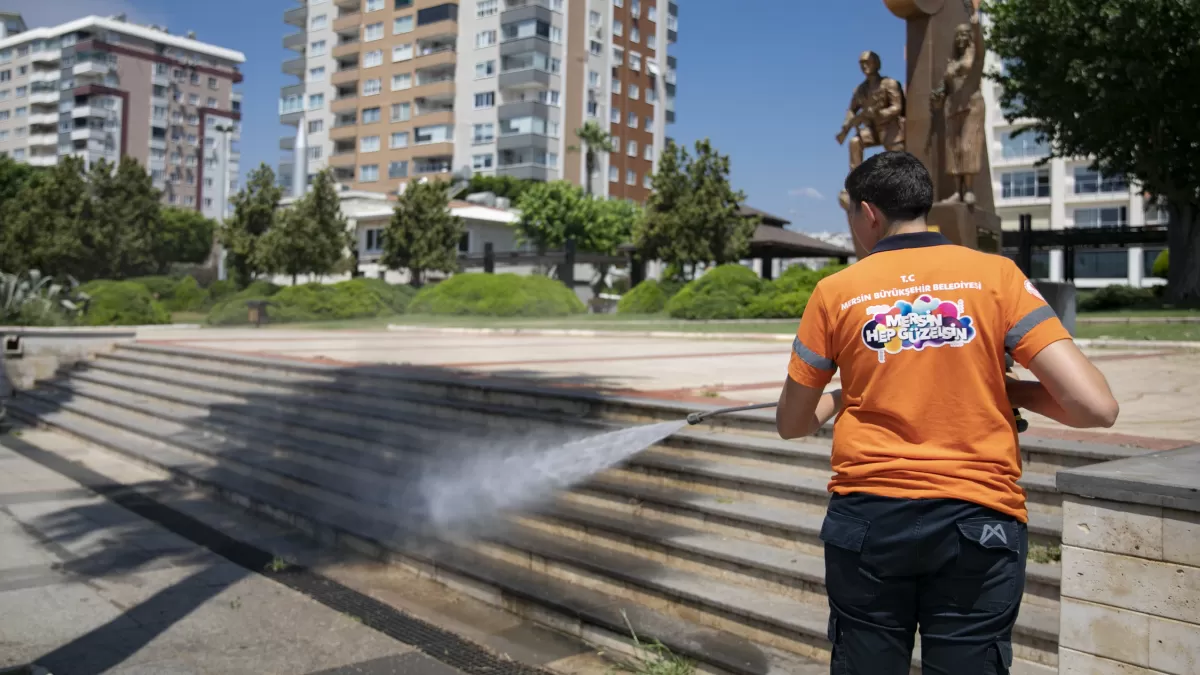 Mersin'de 4 bin 875 kilometrelik yol ağı 7/24 temizleniyor