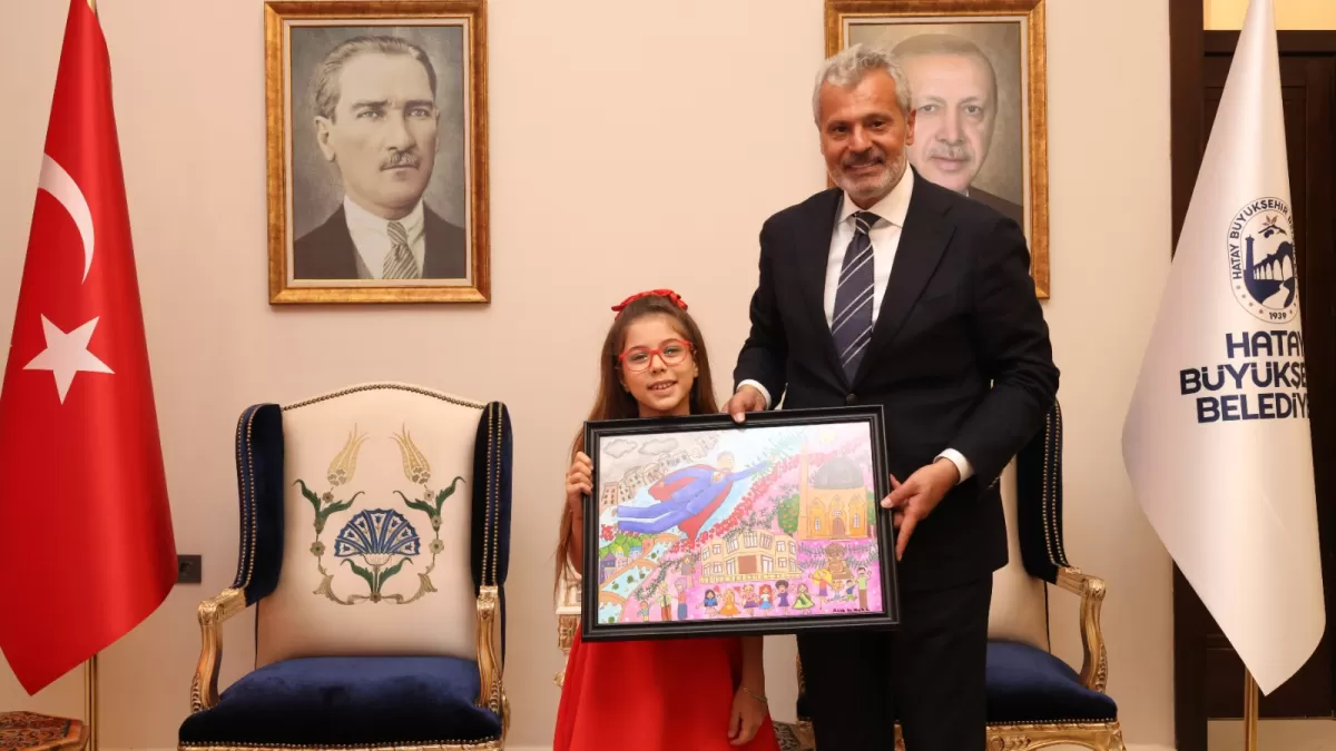 Hataylı minik ressam Asya'dan Başkan Öntürk'e özel tablo