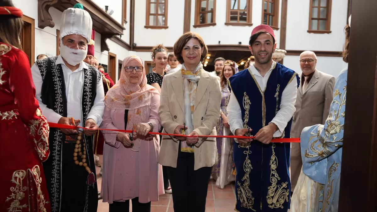 Eskişehir'de 'Geçmişin Zarafeti' sergisi açıldı