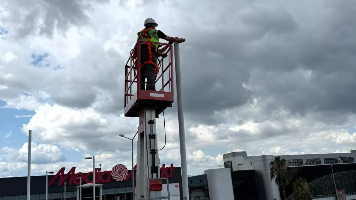 Kocaeli'de üst geçitler yeni aydınlatma sistemiyle daha güvenli