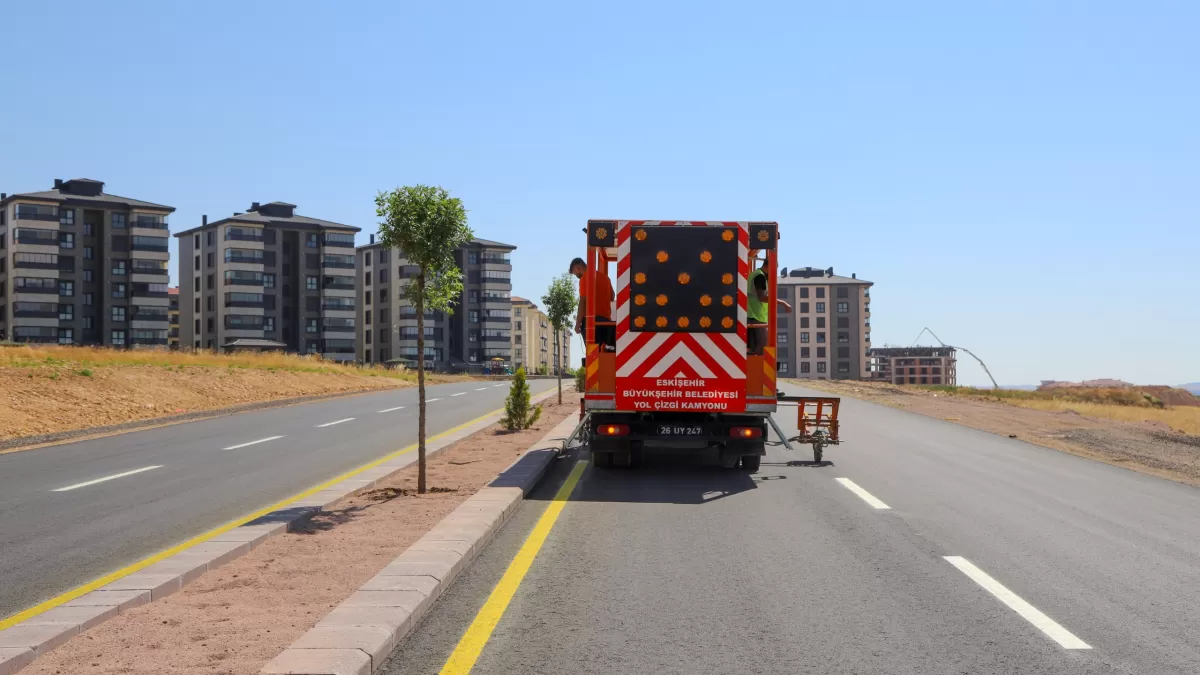 Eskişehir'de yol çizgi boyama çalışmaları sürüyor