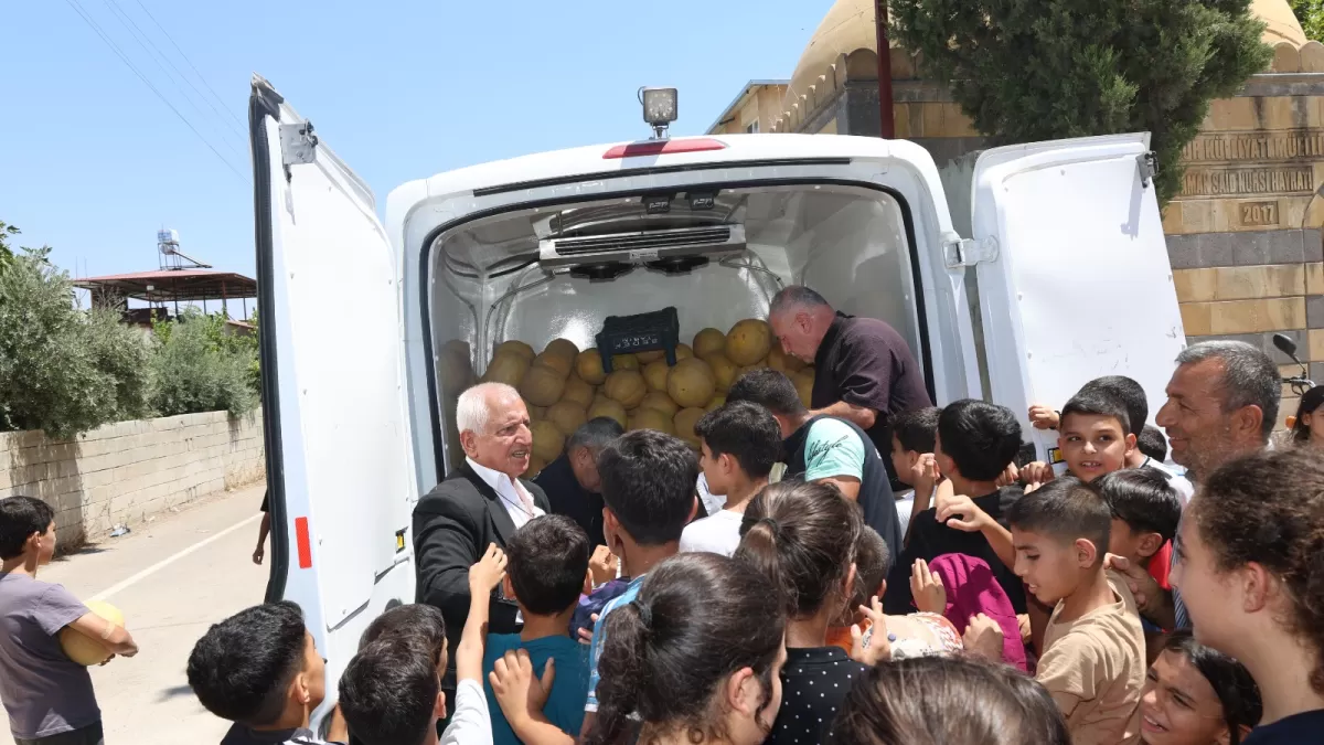 Hatay'da 100 ton kavun ücretsiz dağıtılıyor