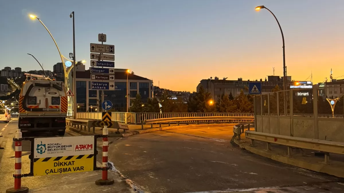 İzmit Adalet Köprüsü'nde sabahın ilk ışıklarıyla asfalt yenileme çalışması