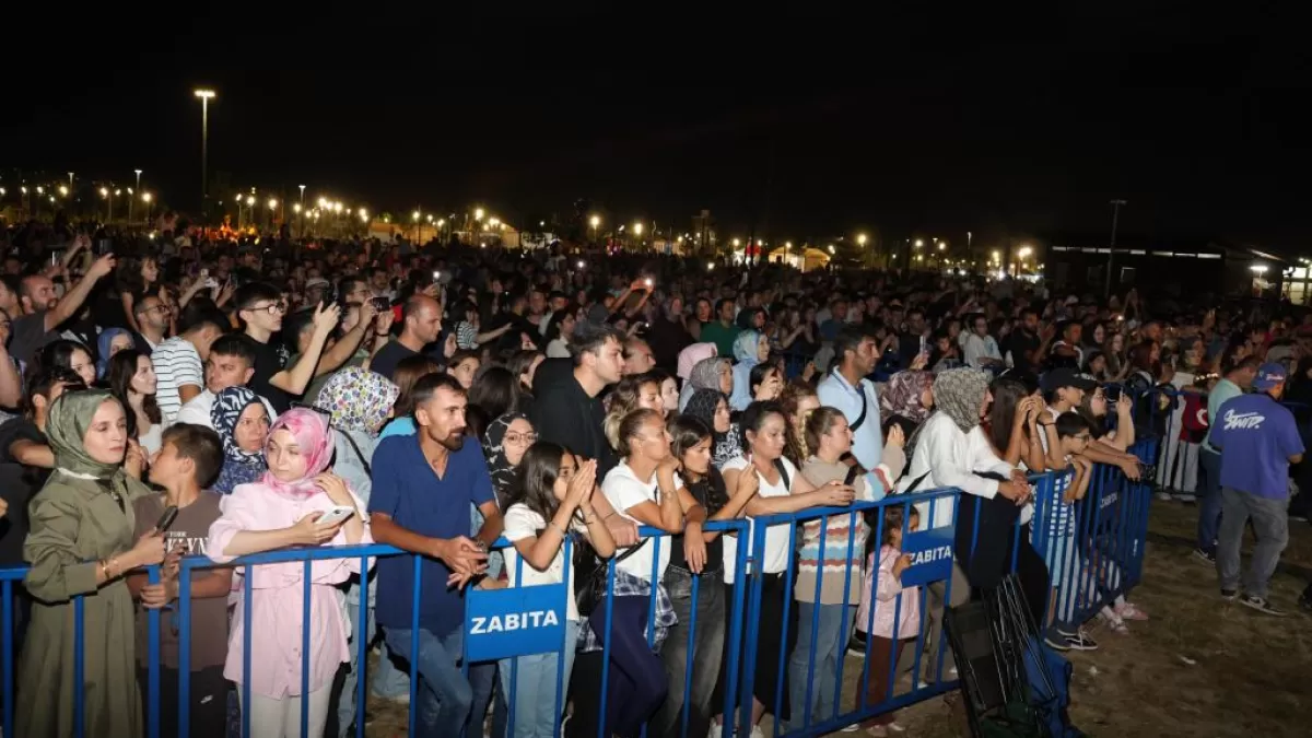 Kütahya'da Yedigöller Metehan Destek Konserleri Ayna ile sona erdi
