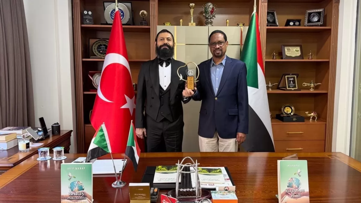 Akif Manaf'a Sudan-Türkiye Barış Ödülü verildi
