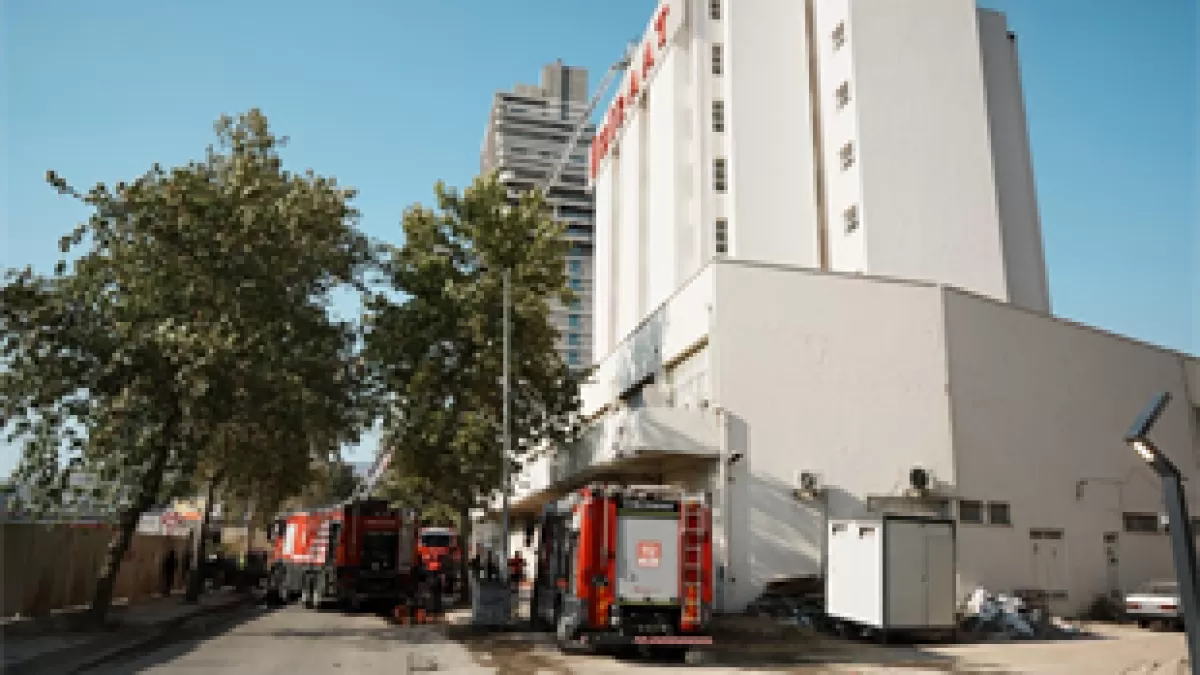 İzmir Konak'ta banka binasında yangın: Ekiplerin müdahalesiyle söndürüldü