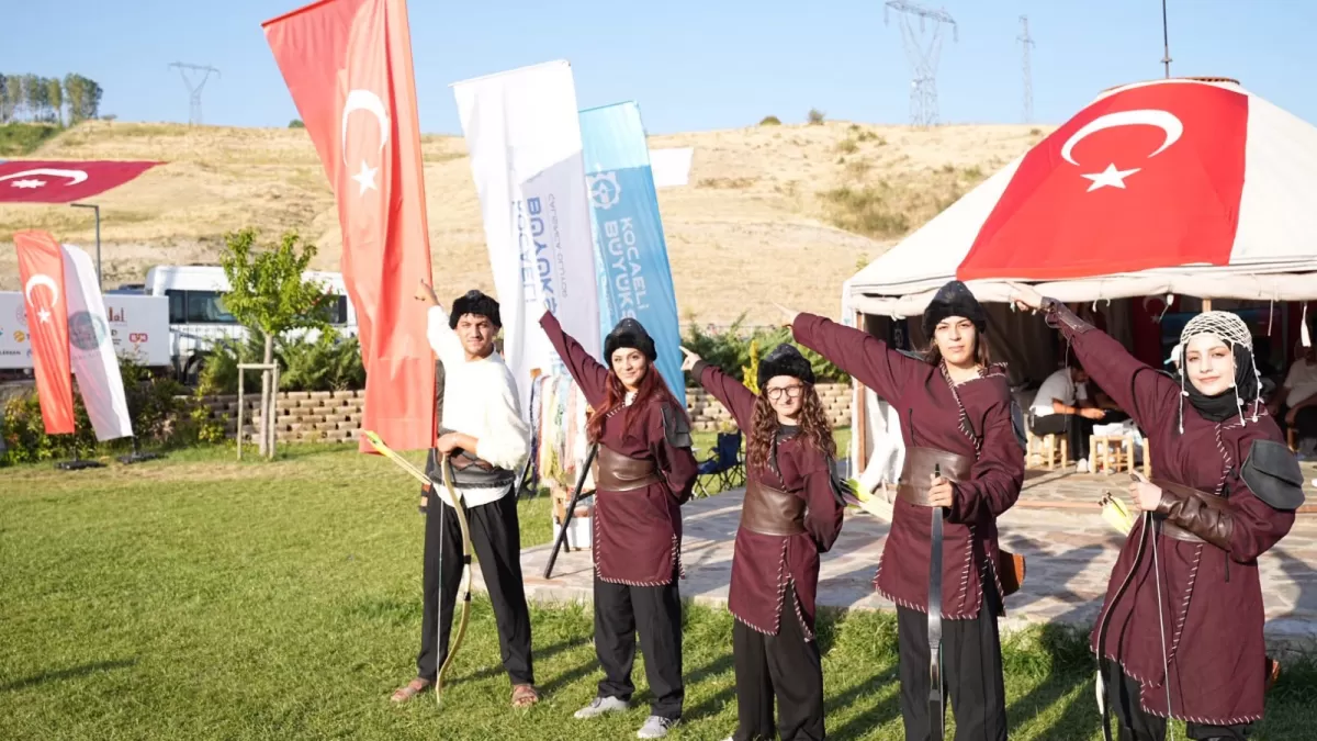 Kocaeli Büyükşehir'in Oba Çadırı, Ahlat'taki etkinliklerin gözdesi oldu