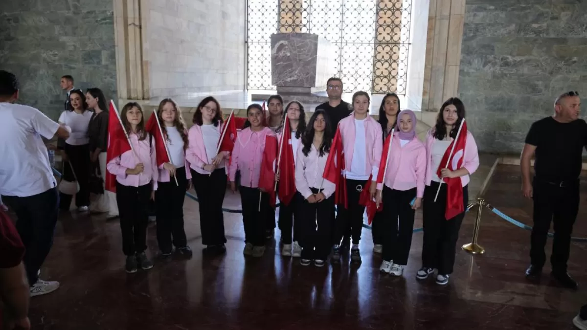 Kütahya Municipality holds Ankara tour for girls on World Girl Child Day